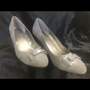 Bandolino gray suede wedges